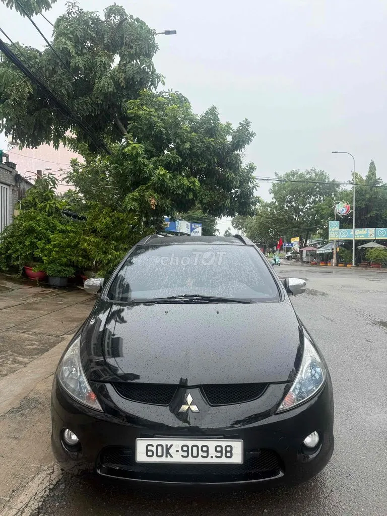 Mitsubishi Grandis 2008 photo 2