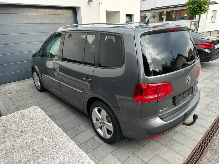 Volkswagen Touran 2011 photo 3