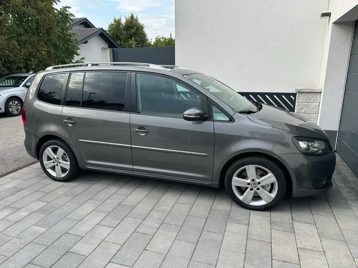 Volkswagen Touran 2011 photo 2
