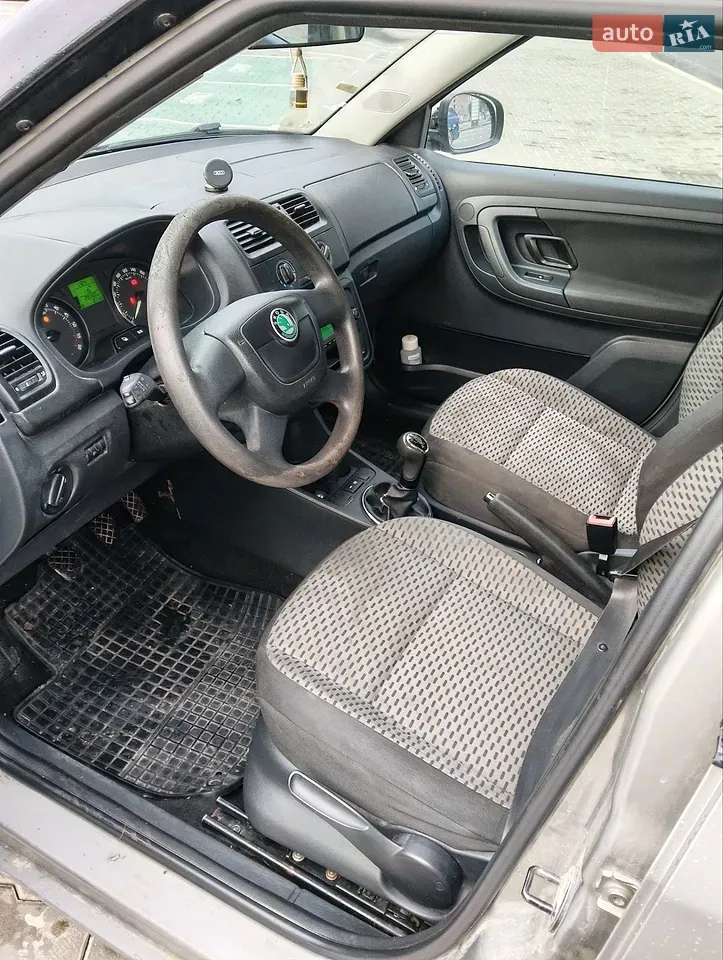 Skoda Fabia 2010 photo 5