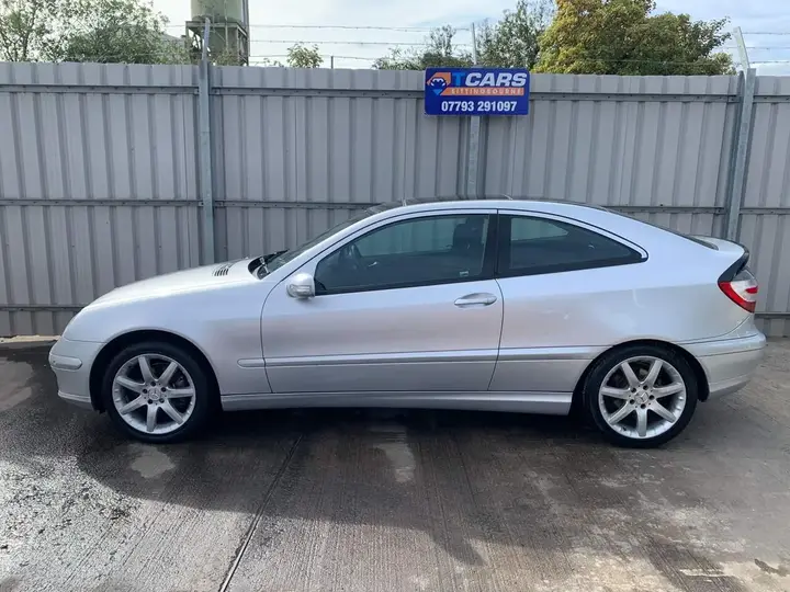 Mercedes-Benz C-Class 2004 photo 2