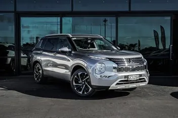 Mitsubishi Outlander 2023 photo 2