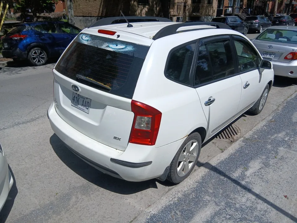 Kia Rondo 2010 photo 3