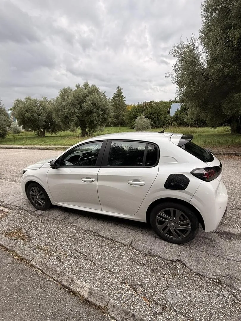 Peugeot 208 2022 photo 3