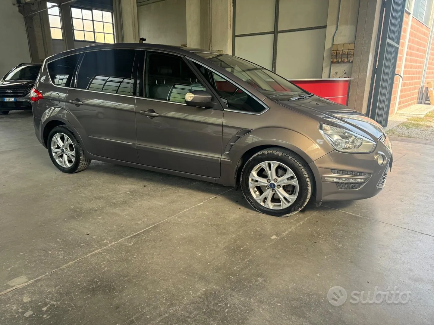 Ford S-Max 2012 photo 2