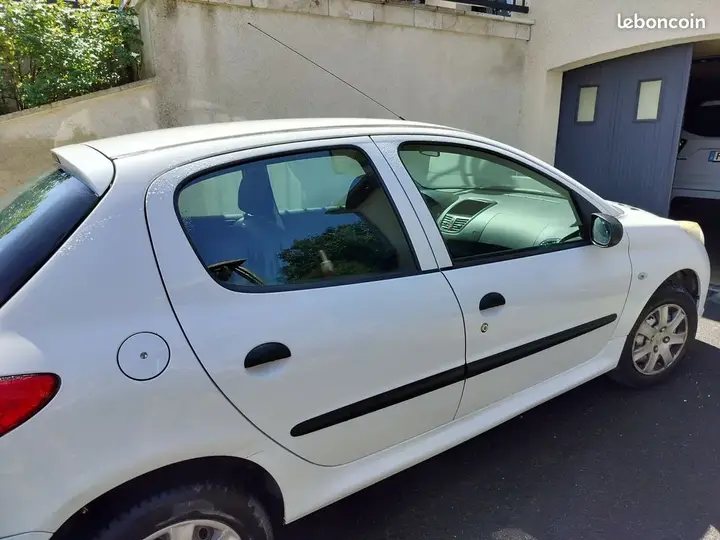 Peugeot 206 2010 photo 2