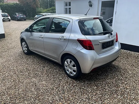 Toyota Yaris 2015 photo 5