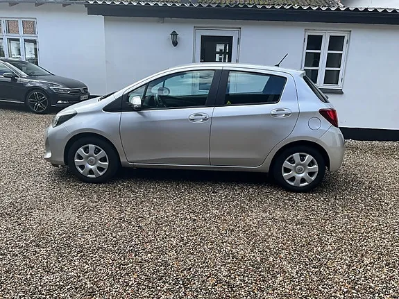 Toyota Yaris 2015 photo 4