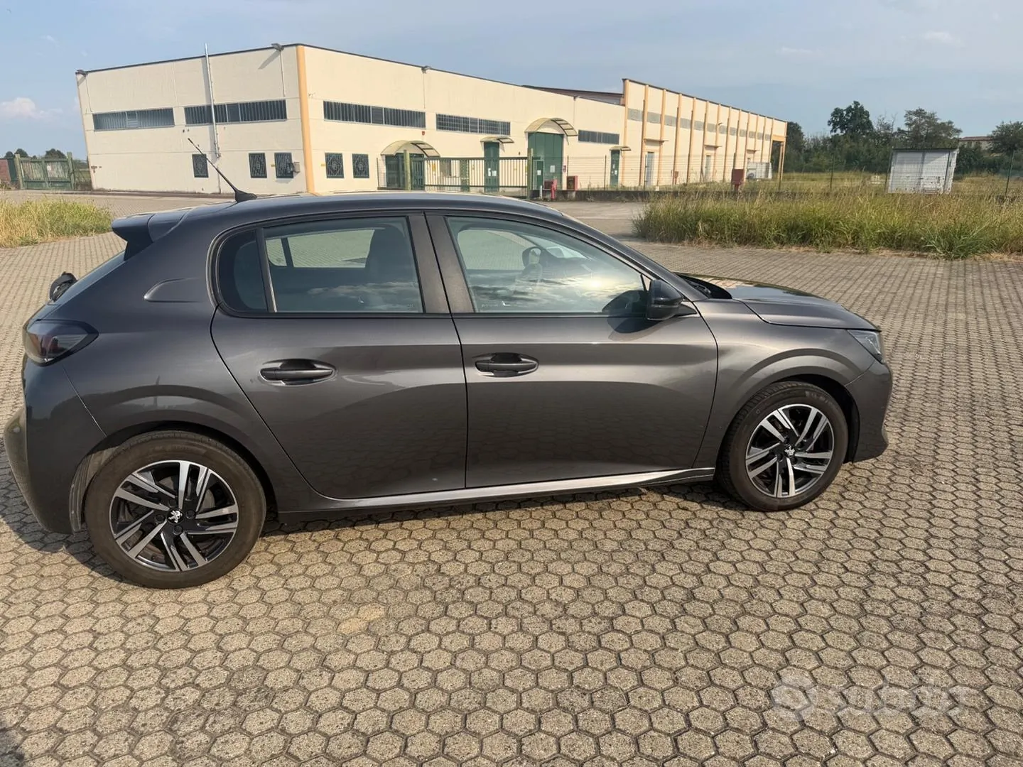 Peugeot 208 2023 photo 4