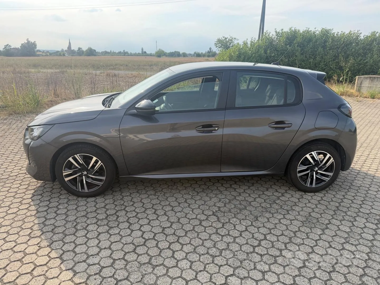 Peugeot 208 2023 photo 3