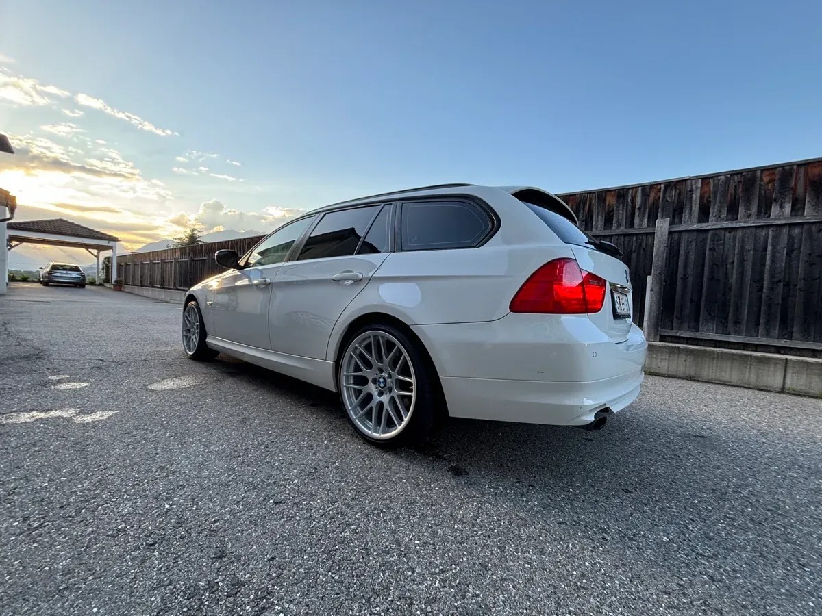 BMW 3 Series 2011 photo 2