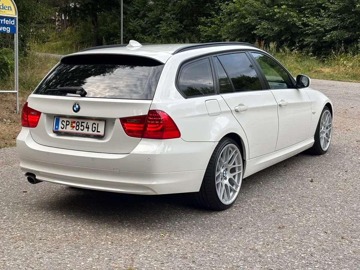 BMW 3 Series 2011 photo 3