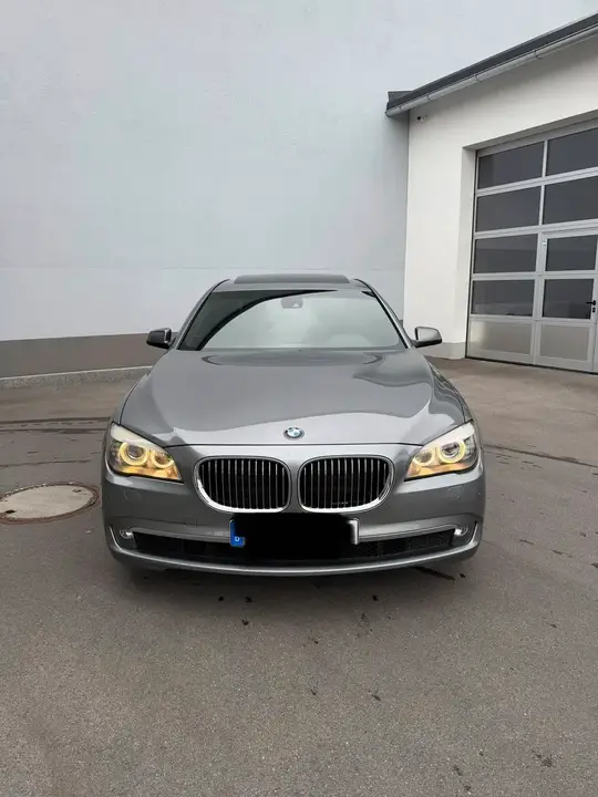 BMW 7 Series 2011 photo 2