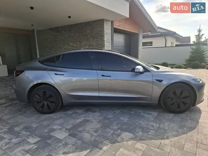 Tesla Model 3 2025 photo 3