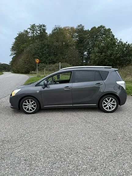 Toyota Verso 2010 photo 2