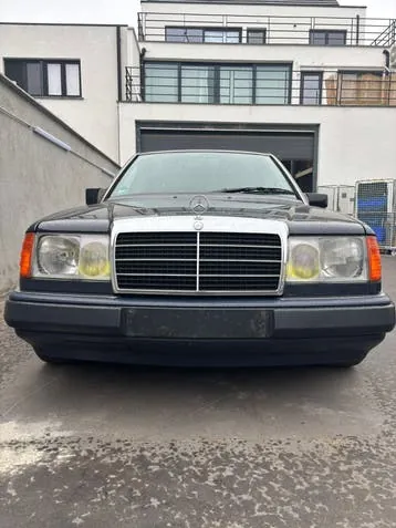 Mercedes-Benz 230E