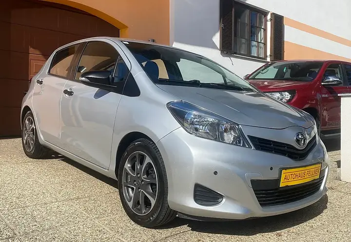 Toyota Yaris 2011 photo 2
