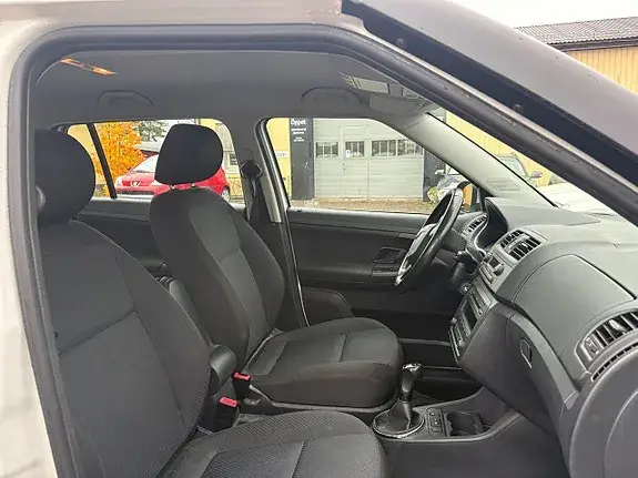 Skoda Fabia 2012 photo 5