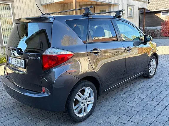 Toyota Verso-S 2012 photo 2