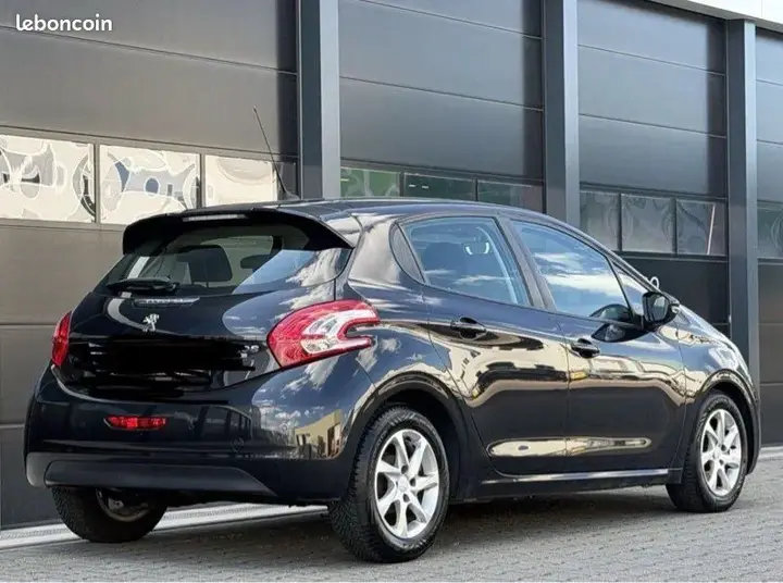 Peugeot 208 2012 photo 2