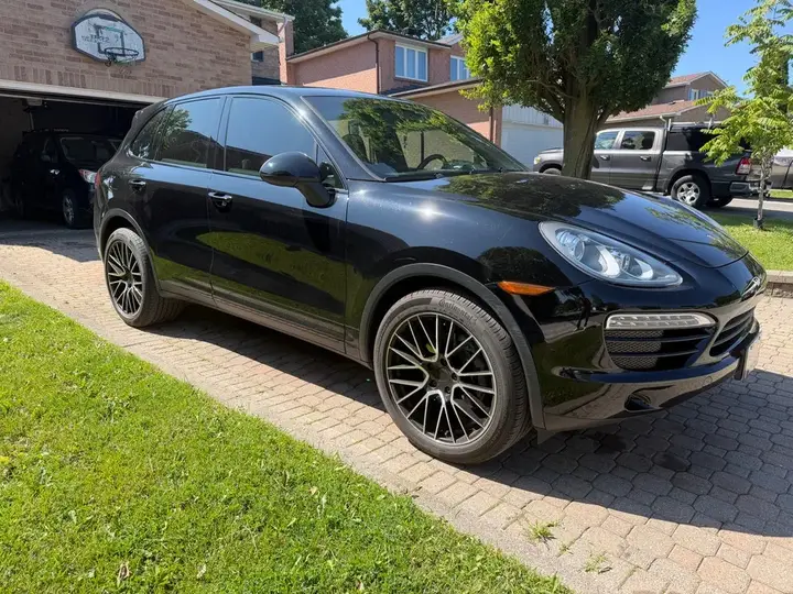 Porsche Cayenne 2011 photo 2