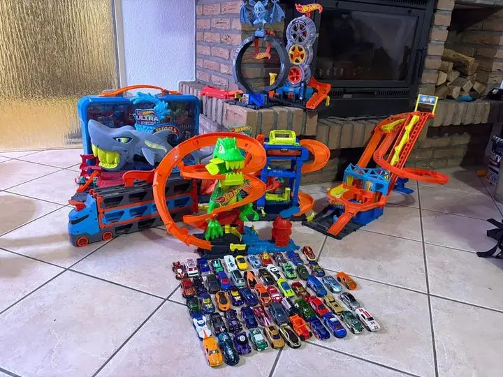 Hot Wheels City Bahn T-Rex Schlacht