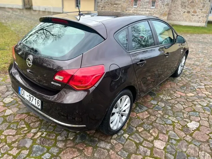 Opel Astra 2013 photo 2
