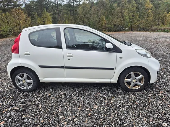 Peugeot 107 2011 photo 3