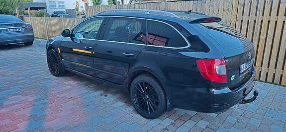 Skoda Superb 2010 photo 2