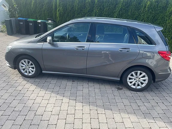 Mercedes-Benz B180 2013 photo 2