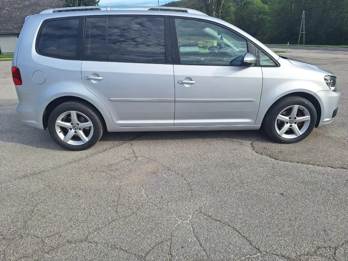 Volkswagen Touran 2012 photo 2