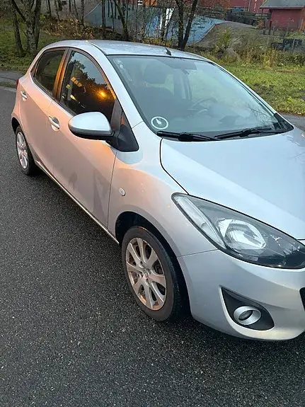 Mazda 2 2011 photo 3