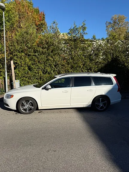 Volvo V70 2012 photo 2