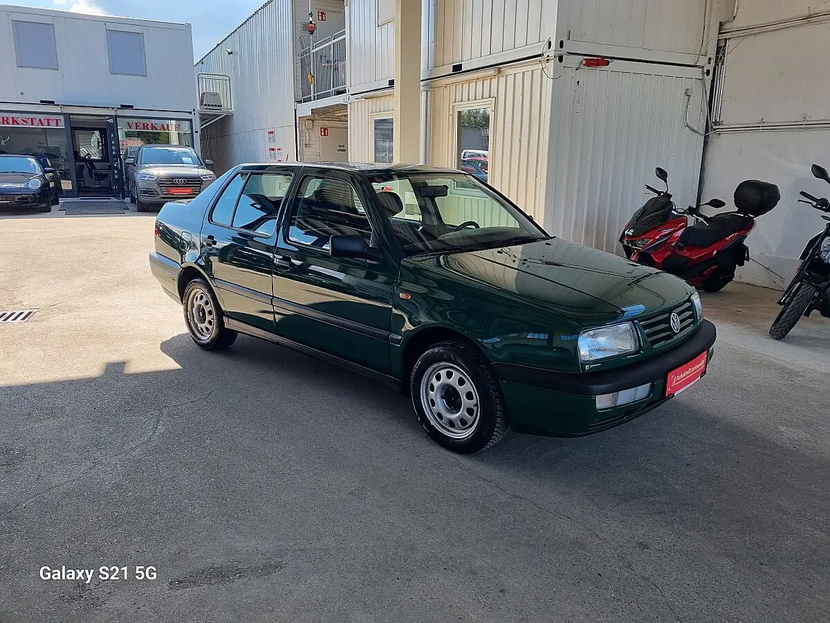 Volkswagen Vento 1996 photo 3