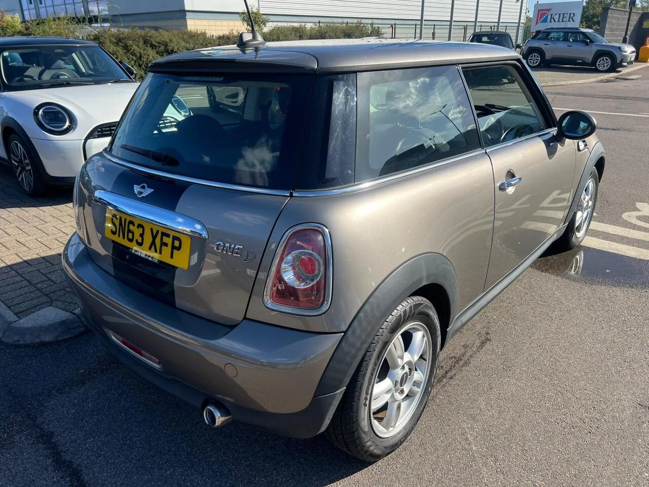 Mini Hatch 2013 photo 2