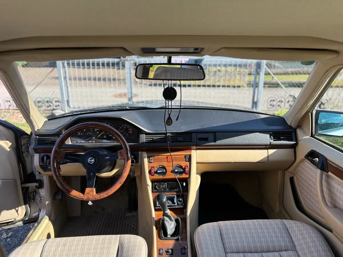 Mercedes-Benz E-Class 1991 photo 3