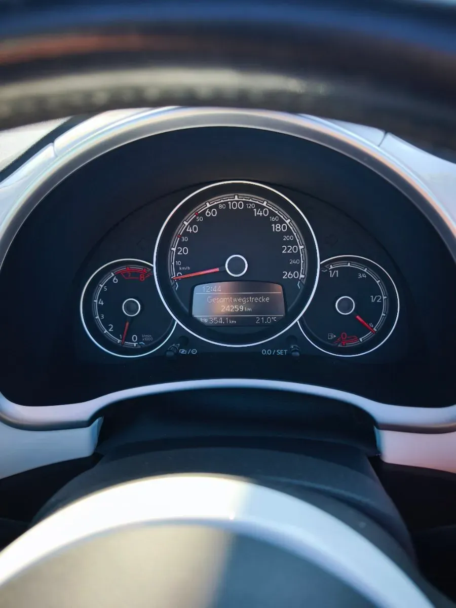 Volkswagen Beetle 2017 photo 2