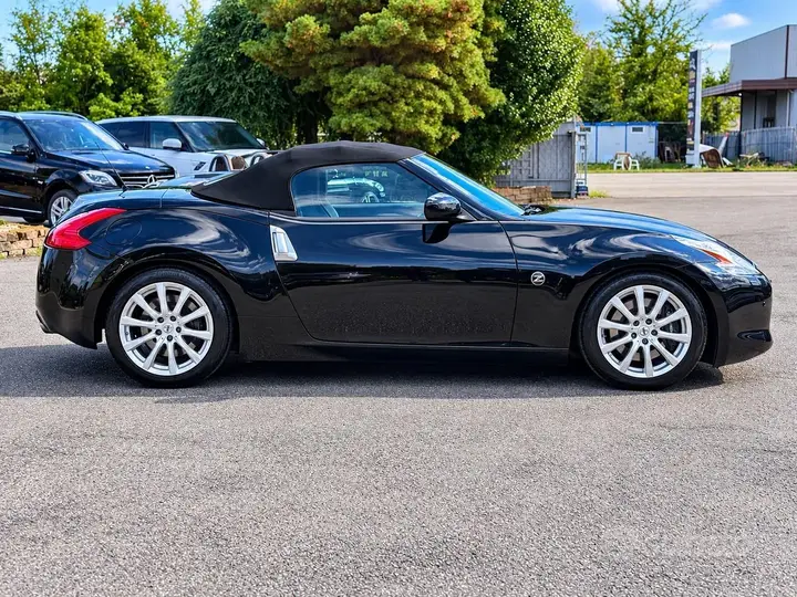 Nissan Z 2010 photo 4