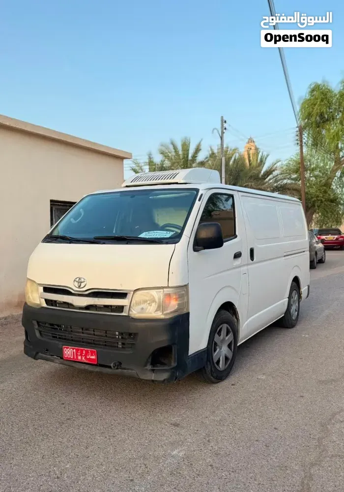 Toyota Hiace 2012 photo 2