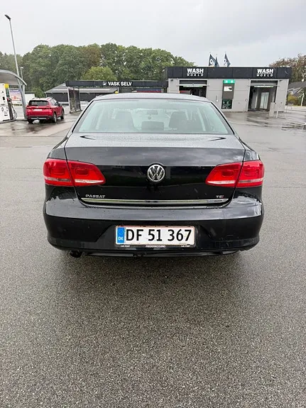 Volkswagen Passat 2011 photo 2