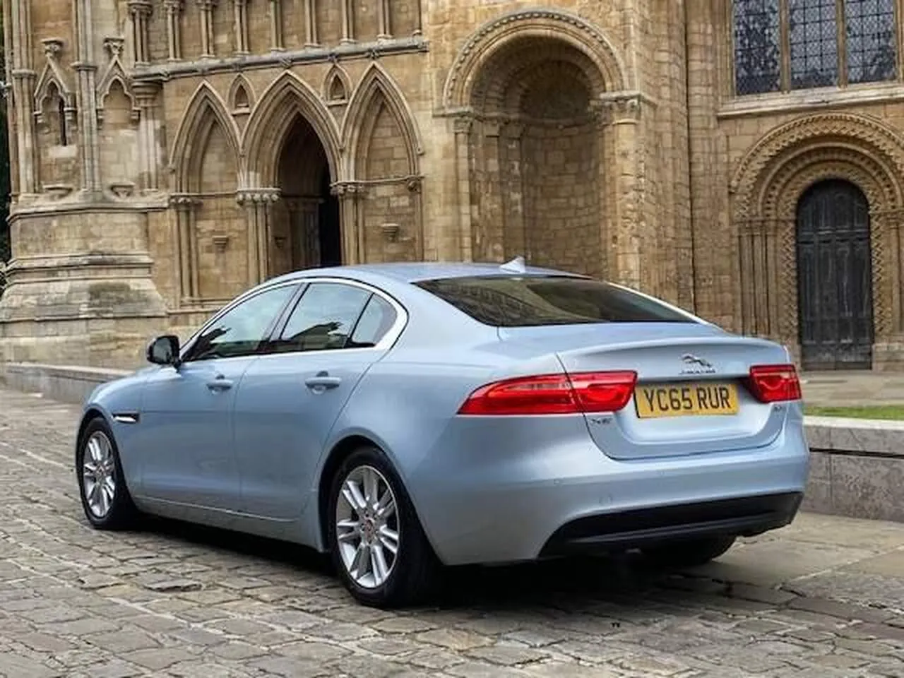 Jaguar Xe 2015 photo 2