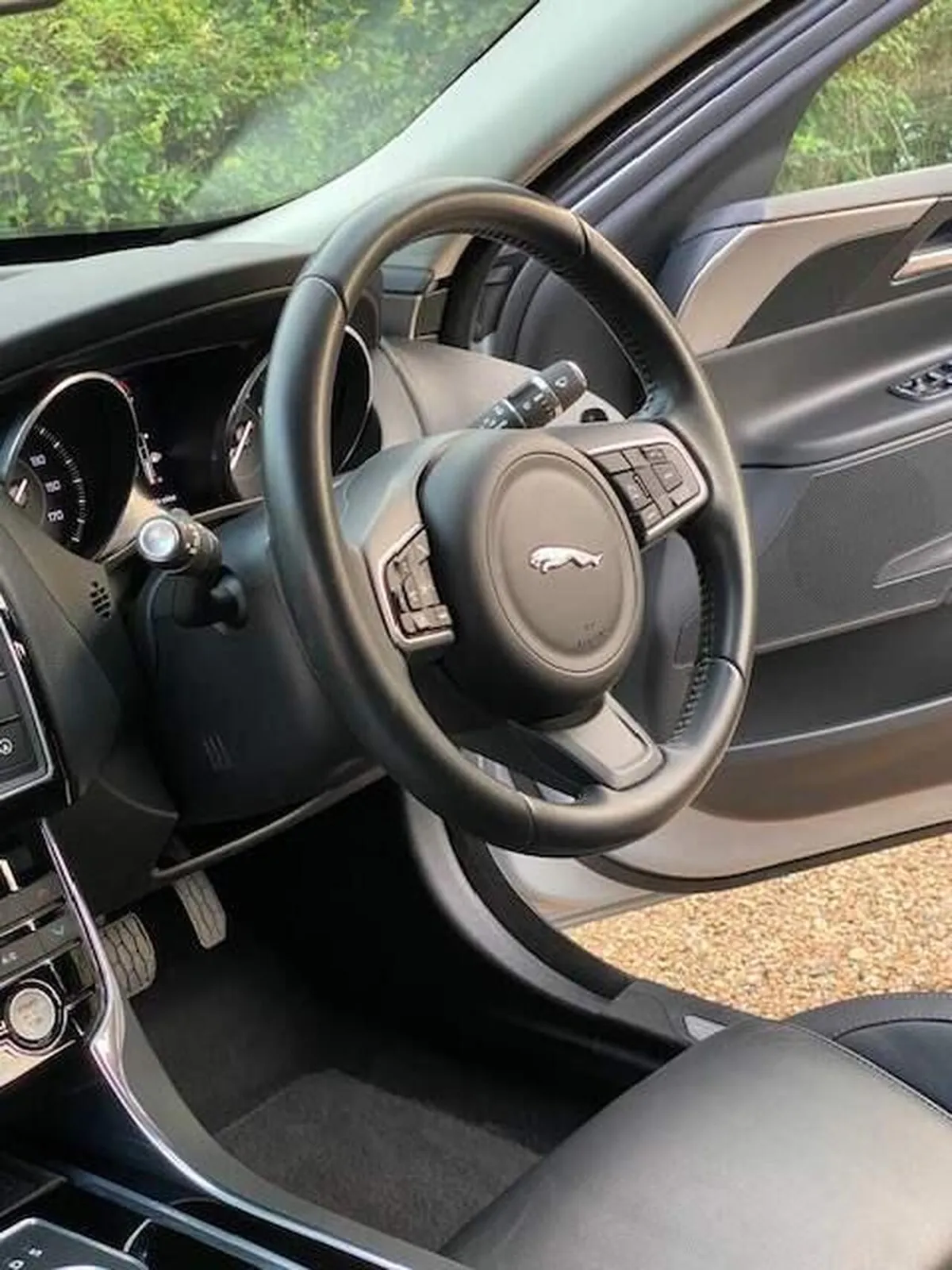 Jaguar Xe 2015 photo 3