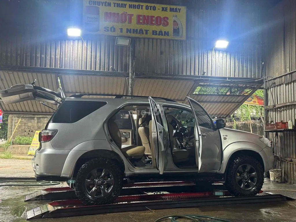 Toyota Fortuner 2010 photo 2