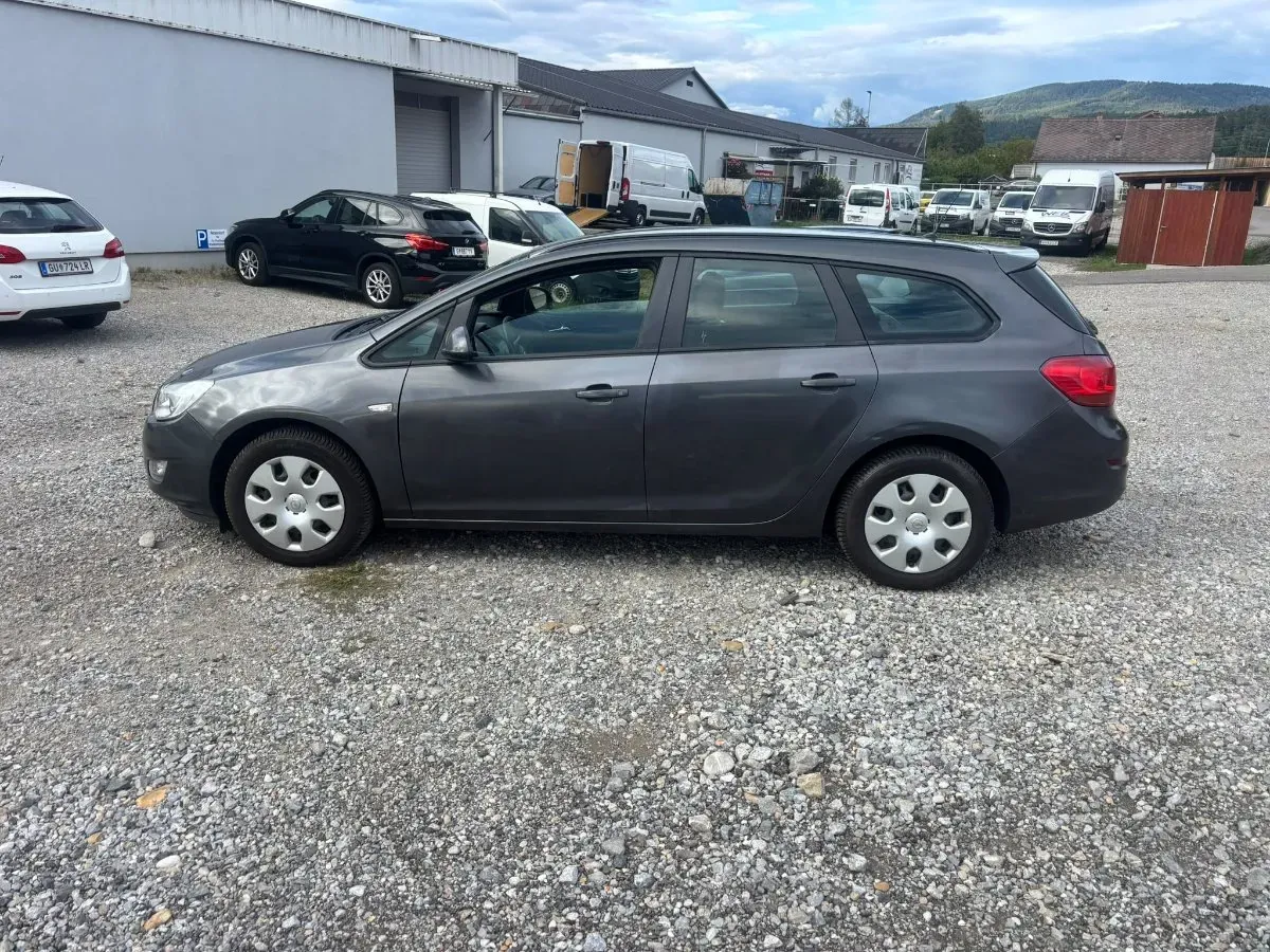 Opel Astra 2011 photo 3