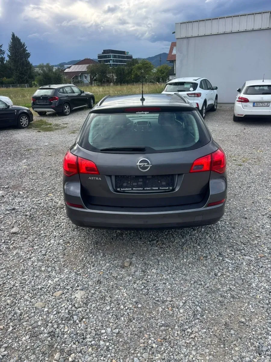 Opel Astra 2011 photo 2
