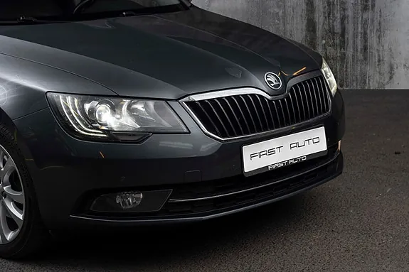 Skoda Superb 2014 photo 2