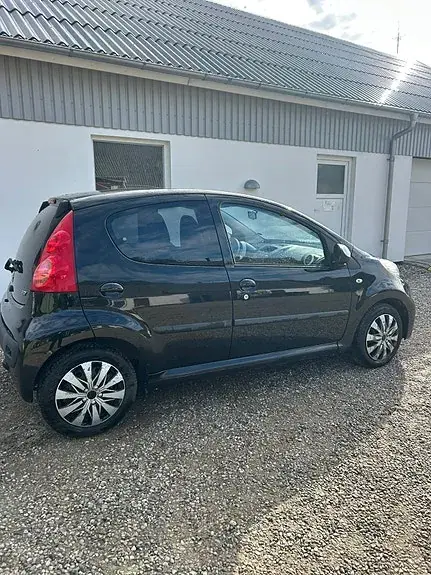 Peugeot 107 2011 photo 2