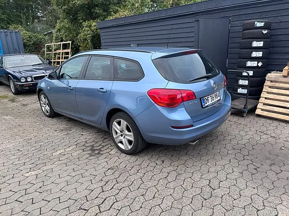 Opel Astra 2011 photo 2