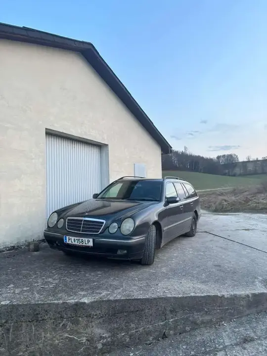 Mercedes-Benz E-Class 2001 photo 3