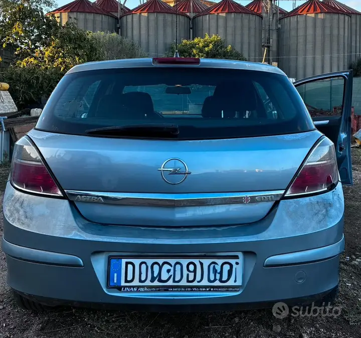 Opel Astra 2009 photo 2